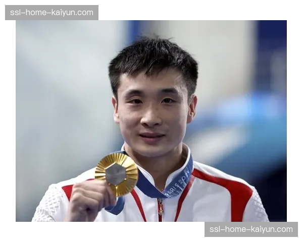 看台上的传奇：已退役的泰国举重王波万达现场为后辈加油