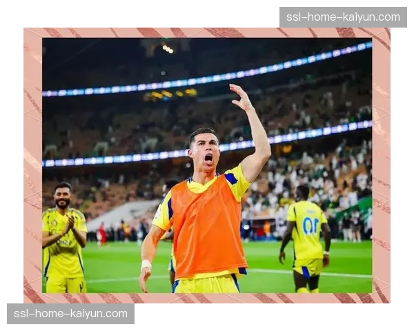 特写：告别战？39岁的C罗在利雅得胜利主场比赛后向看台致意